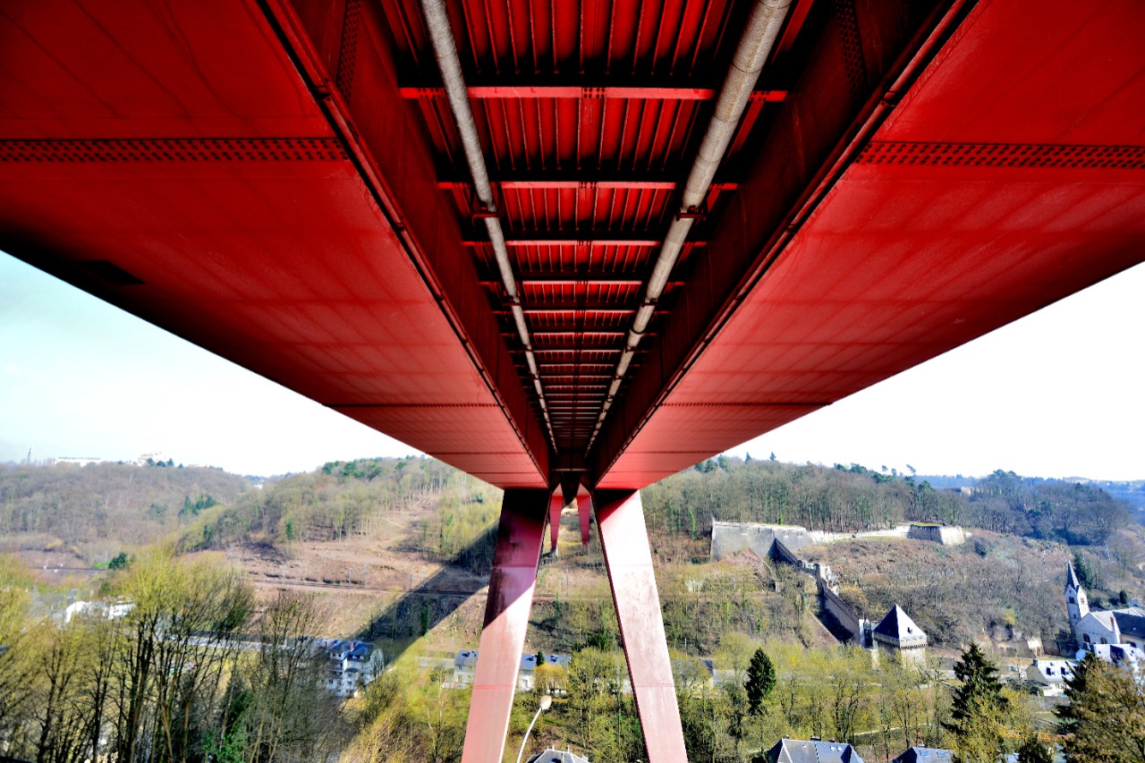 Luxembourg-Ville — Pont Grande-Duchesse Charlotte (Pont rouge) avec vue sur la vallée de l'Alzette