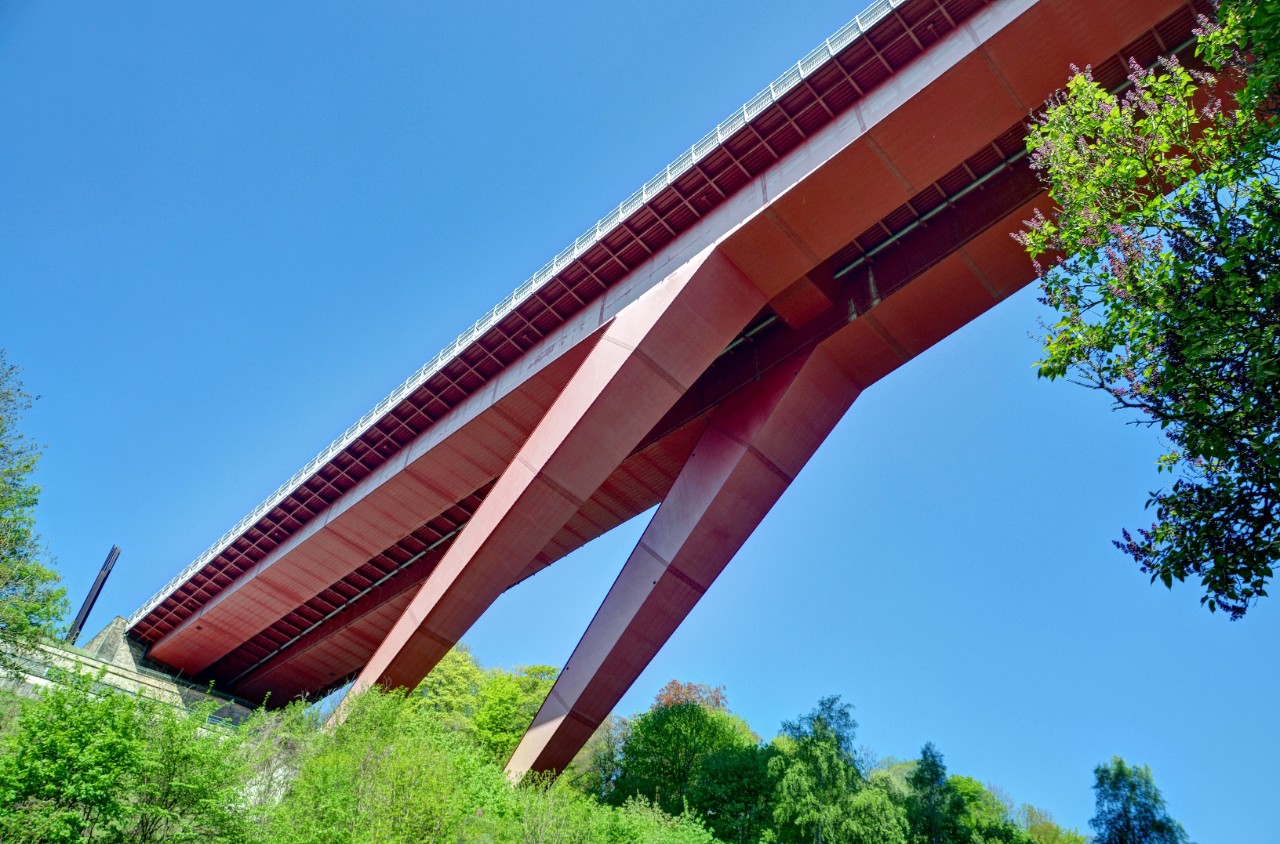 Luxembourg-Ville — Pont Grande-Duchesse Charlotte (Pont rouge) vu de la vallée de l'Alzette