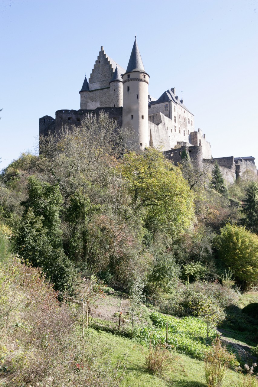 Le château de Vianden au coeur du parc naturel de l'Our dans les Ardennes luxembourgeoises