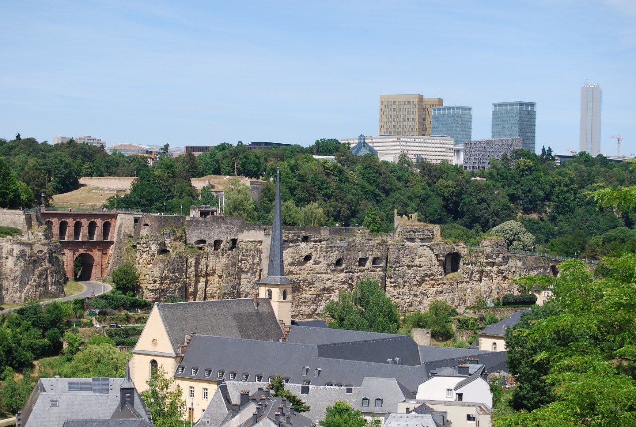 Vue sur les vestiges de l'ancienne forteresse de Luxembourg avec en arrière-plan le plateau de Kirchberg
