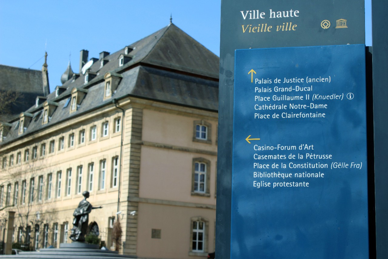 Place Clairefontaine à Luxembourg avec le ministère des Affaires étrangères et européennes et la statue de la Grand-Duchesse Charlotte