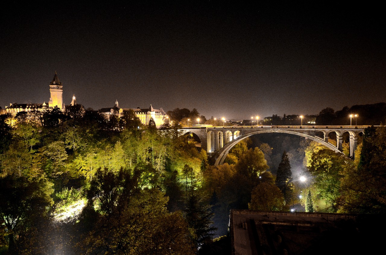 Luxembourg-Ville — vue nocturne — vallée de la Pétrusse, Pont Adolphe, bâtiment de la Banque et caisse d'épargne de l'État (BCEE)