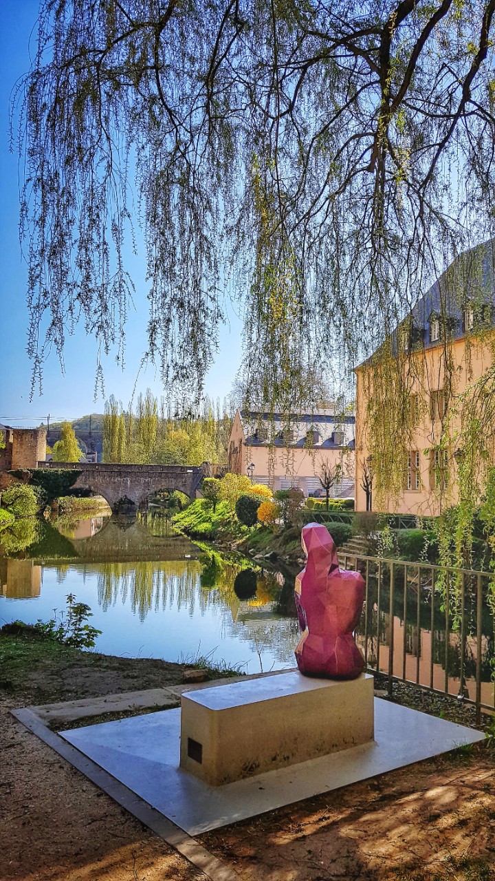 Selon la légende, le premier comte de Luxembourg, le comte Sigefroi, ériga son château à l'endroit de la Ville de Luxembourg suite à une rencontre avec cette belle sirène. Cette sculpture, issue d'une imprimante 3D, est signée Serge Ecker, un artiste luxembourgeois.