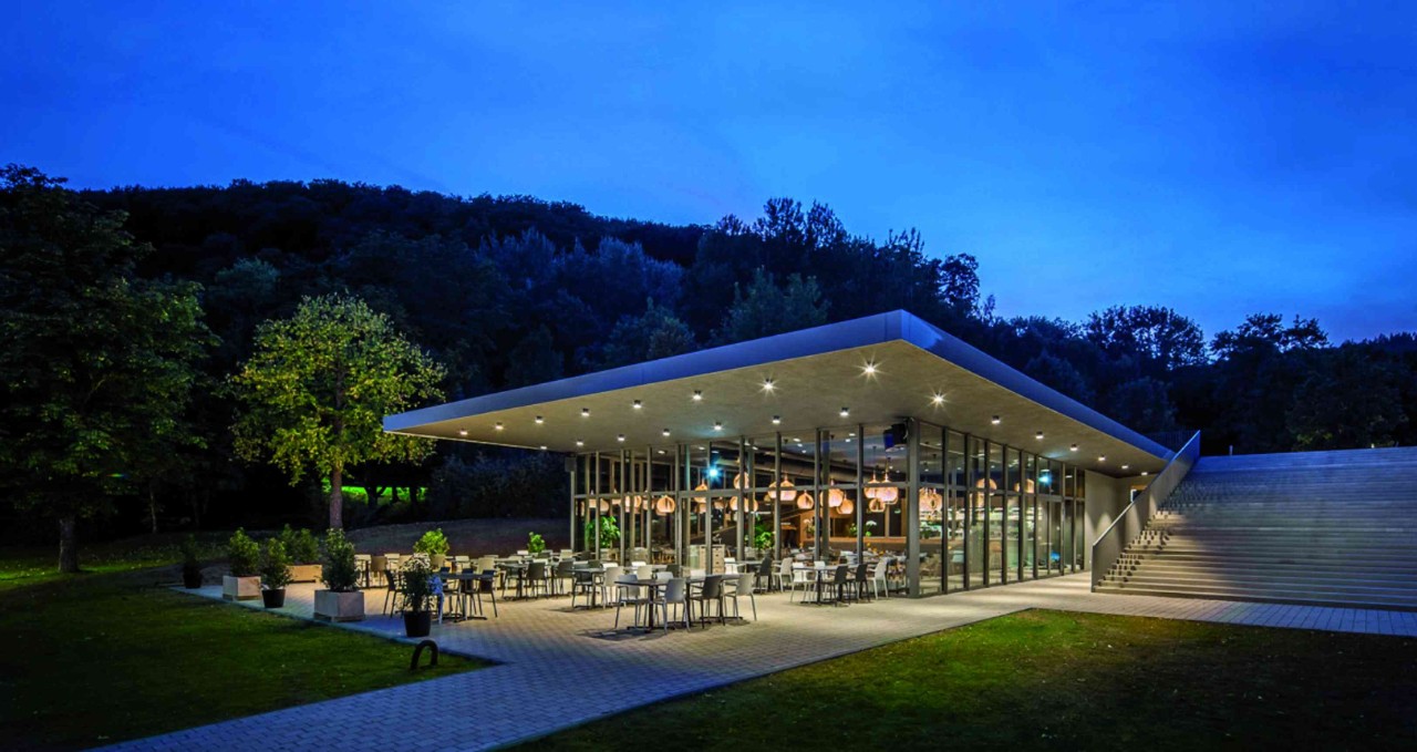 Ce pavillon au bord du lac d'Echternach vous accueille dans un décor unique. Et le projet a remporté le prix das bâtiments à vocation commerciale, artisanale ou industrielle.