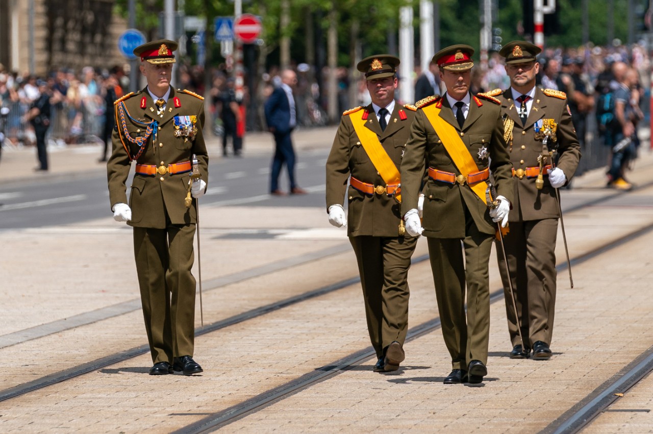La parade militaire, ou "Prise d’armes", attire toujours les foules. À midi, le Grand-Duc et le Grand-Duc héritier passent en revue les troupes dans l’avenue de la Libérté.