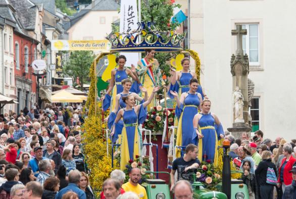 Der Wagen mit der Ginsterkönigin und ihren Prinzessinnen markiert den Höhepunkt der Parade. Tausende von Zuschauern versammeln sich zu diesem Anlass in Wiltz, der Hauptstadt der Ardennen.