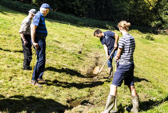 Fléizen: Anlegung eines Grabens zur Bewässerung.