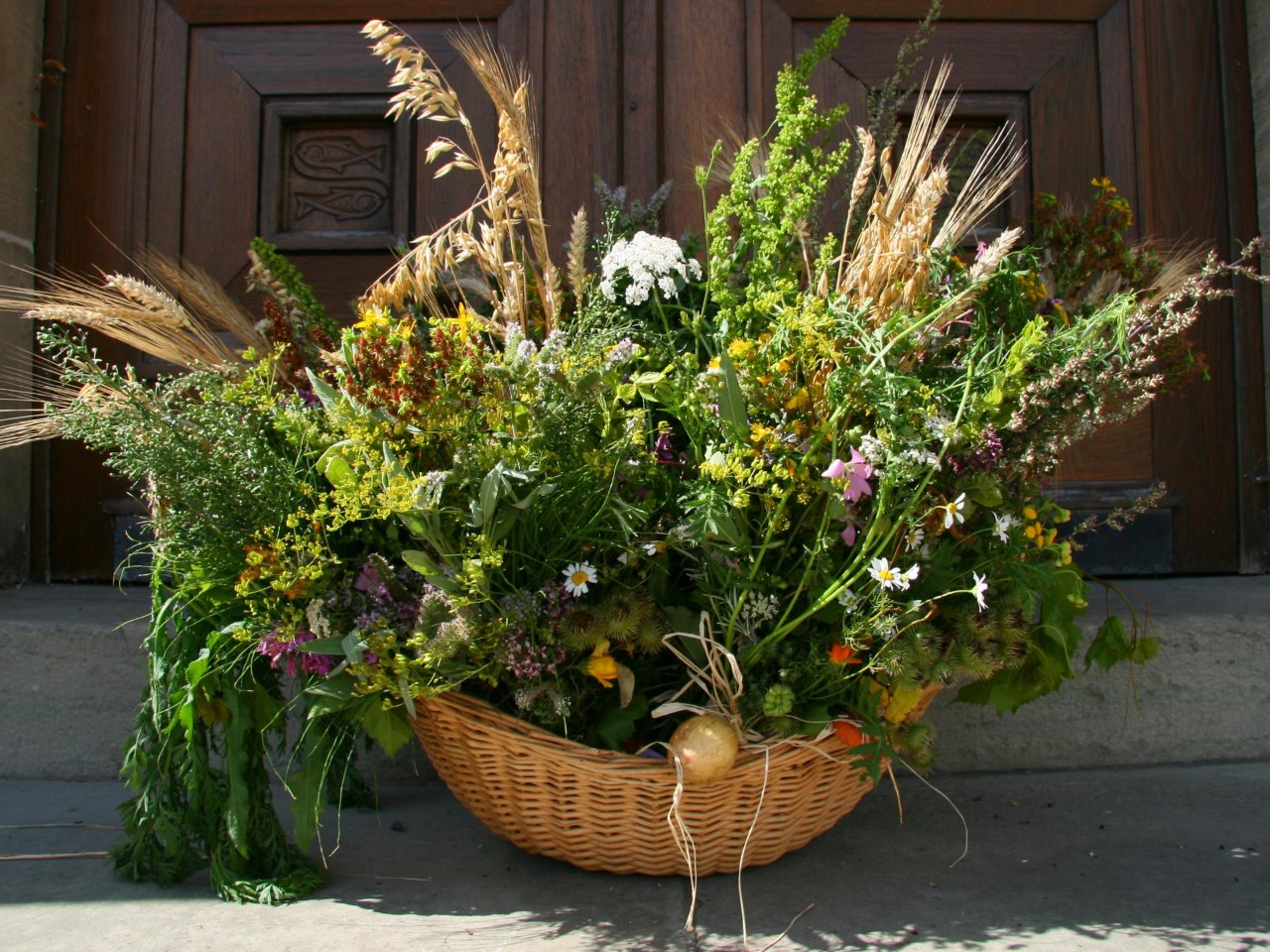 Wësch mit Kräutern, Blumen, Getreide und Gemüse aus dem Gemüsegarten