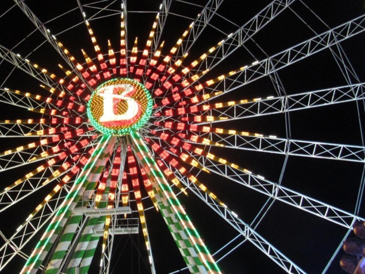 Das Riesenrad "Belle Epoque" beleuchtet bei Nacht.