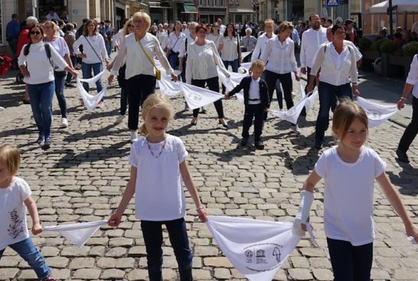 Enfants danseurs pendant la procession