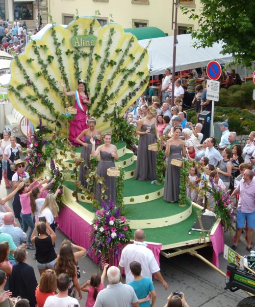 Festwagen der Weinkönigin bei der Kavalkade in Grevenmacher