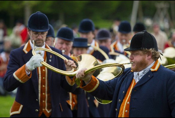 Les Haupeschbléiser jouent du cor de chasse avec une technique de respiration propre et un effort physique total.