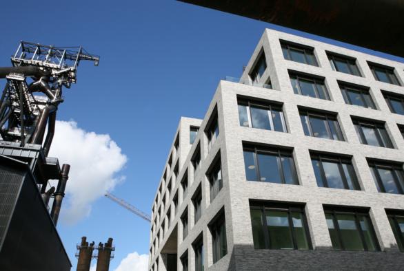 Auf dem ehemaligen Industriegelände von Esch Belval hat sich ein ganz neuer Stadtteil entwickelt, der, wie hier das Haus der Innovation, mit den industriellen Überbleibseln koexistiert.