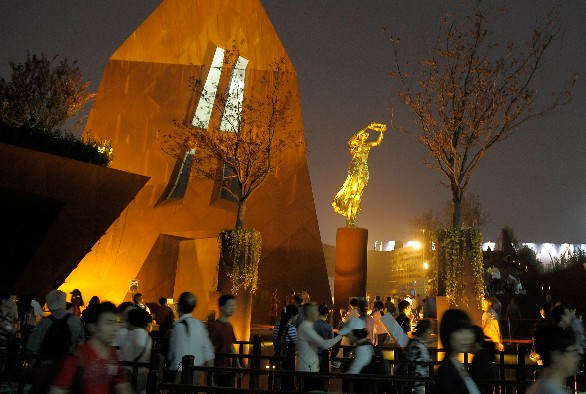 2010 ist die Gëlle Fra der Star des luxemburgischen Pavillons auf der Weltausstellung in Shanghai.