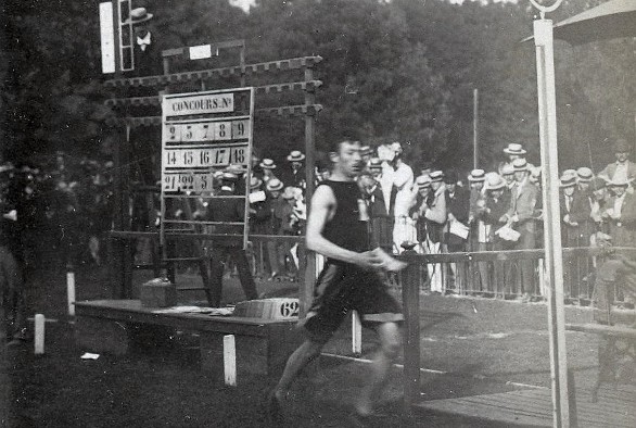 Ankunft von Michel Théato am 12. Juli 1900 auf der Piste de la Croix für den Amateur-Marathon der Olympischen Spiele 1900.