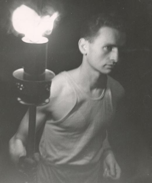 Edmond Schmitt trägt die olympische Fackel im Jahr 1948.
