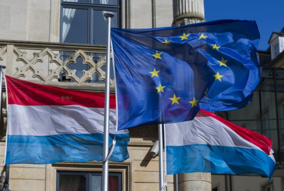 Les drapeaux luxembourgeois et européen devant la Chambre des députés