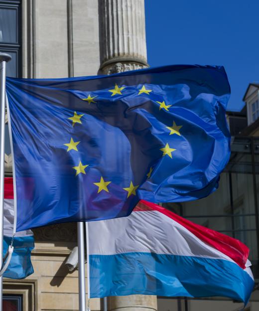 Luxemburgische und europäische Flaggen vor dem Parlamentsgebäude