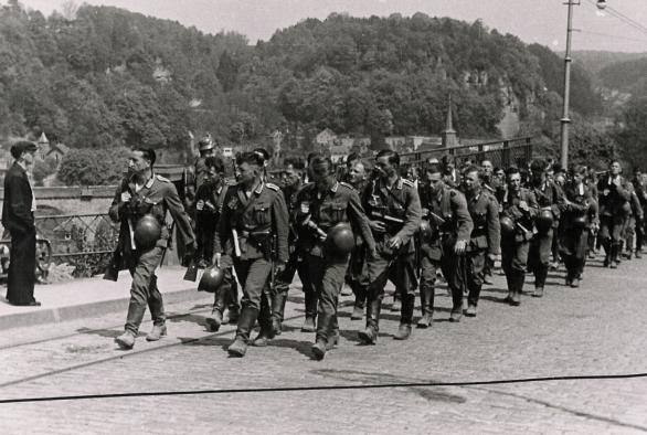 Troupes allemandes sur le rocher du Bock dans la Ville de Luxembourg, 10 mai 1940