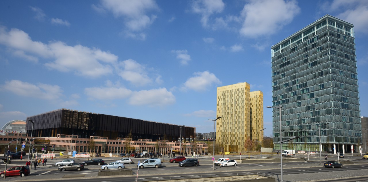 Die "Porte de l'Europe" (Europäisches Tor). Die europäischen Institutionen begannen als eine kleine Enklave auf dem Kirchberg-Plateau östlich von Luxemburg-Stadt. Heute ist dies ein lebhaftes Zentrum für eine Vielzahl von Aktivitäten, die das Stadtbild stark prägen.
