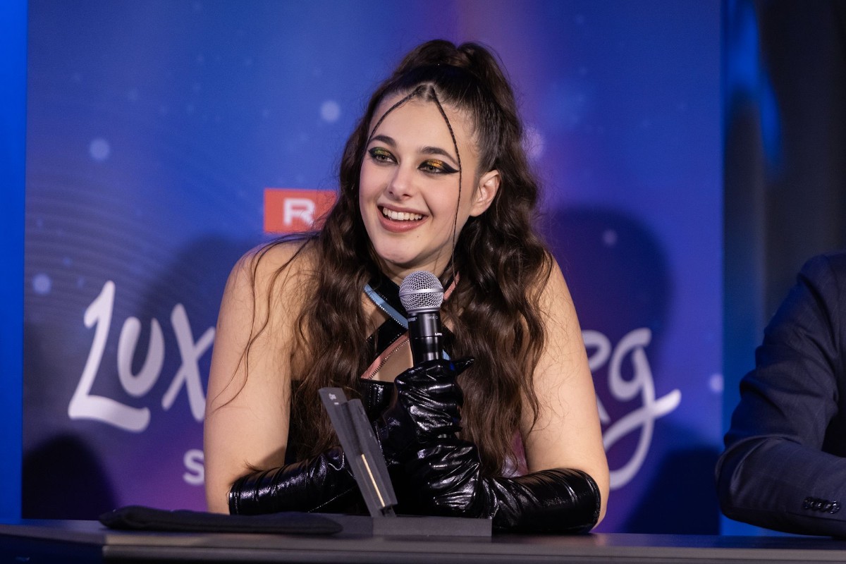 Tali bei einer Pressekonferenz.
