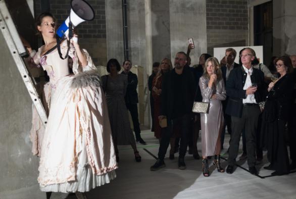 Performance von Sophie Jung im Rahmen des Dinners anlässlich des 40. Jubiläums der Matt's Gallery, London, 2019