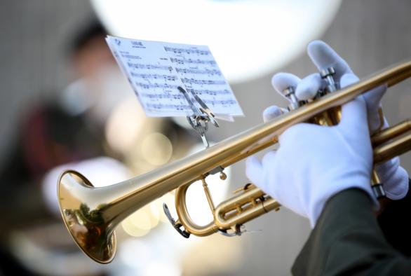 En Trompetist spielt "Ons Heemecht".