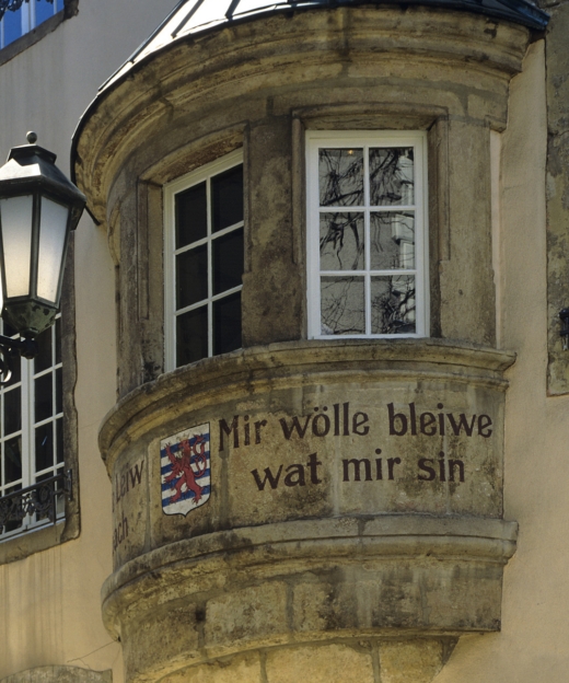 Schriftzug "Mir wölle bleiwe wat mir sin" (Wir wollen bleiben was wir sind).