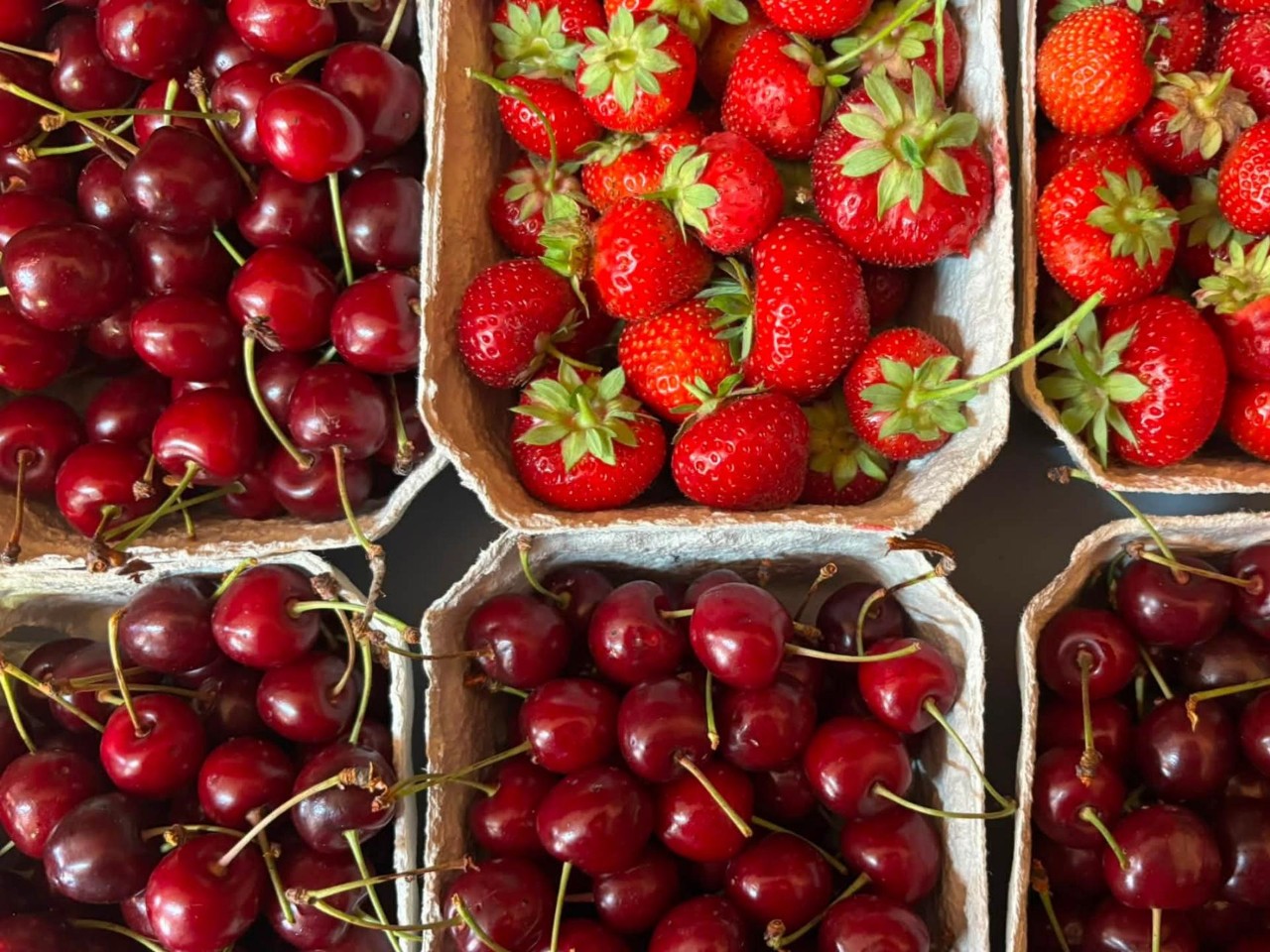 Bild – Kirschen und Erdbeeren - Koulbicher Uebst a Geméis