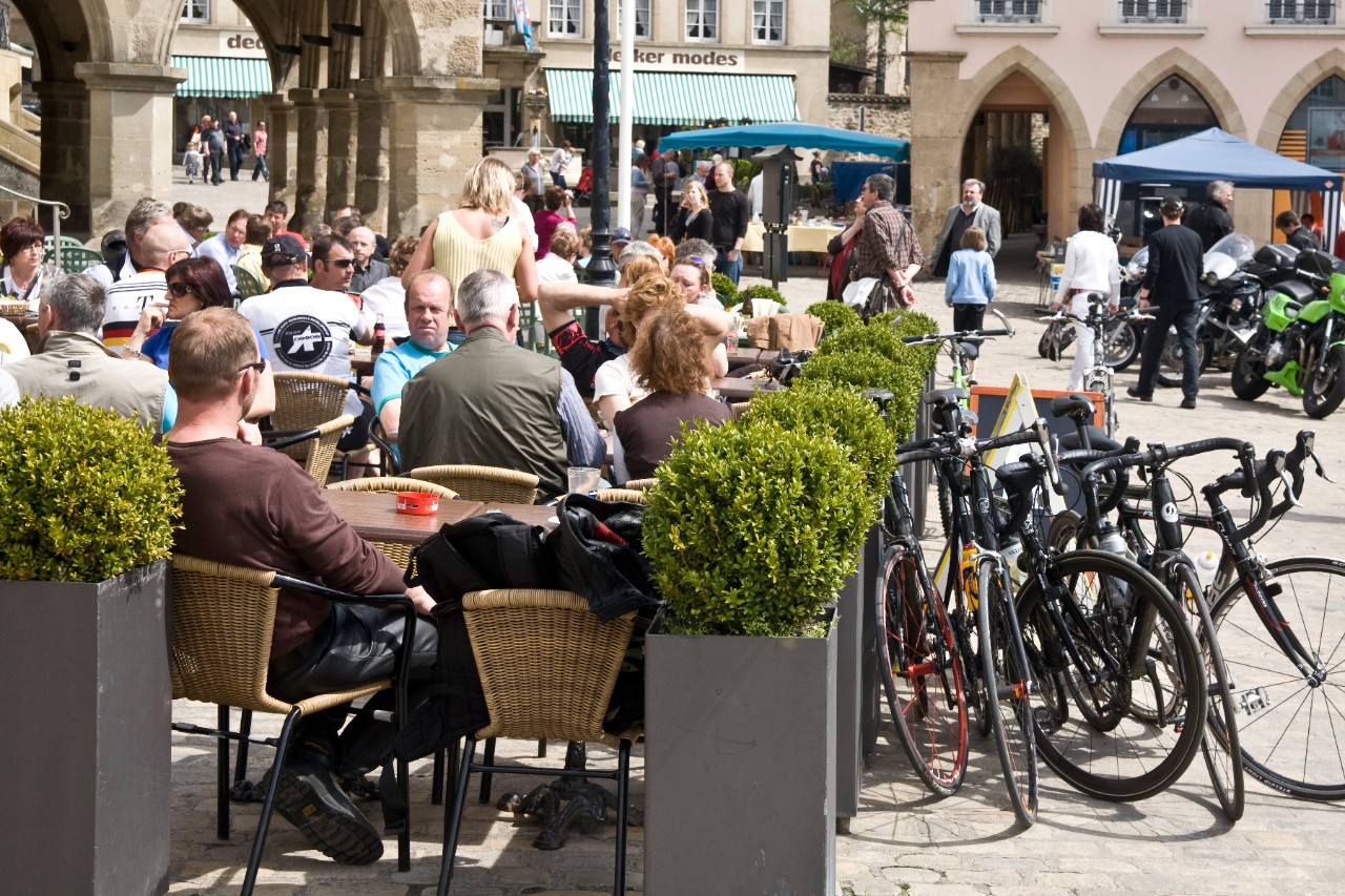 Luxemburg genießt eine "Terrassenkultur": Im Sommer treffen sich Touristen und Einheimische draußen, um die warmen Sommerabende zu genießen.