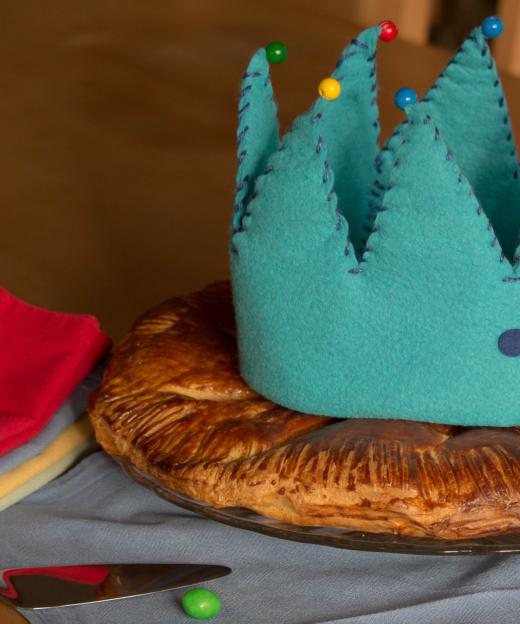 Ein Dreikönigskuchen mit einer Krone aus Filz.