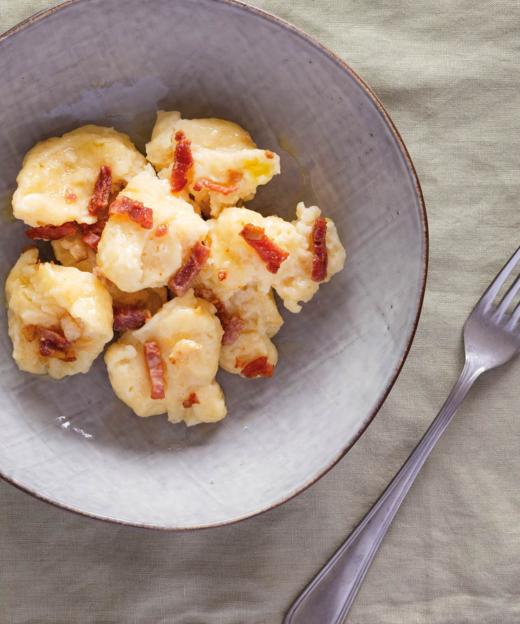 Kniddelen: Ein köstliches Zitat aus der luxemburgischen Vergangenheit und eine Anspielung auf leckere lokale Produkte.