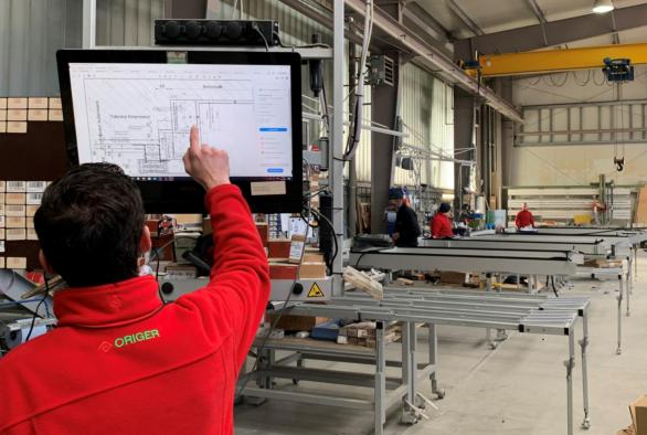 Die Digitalisierung, insbesondere der Touchscreen, hat auch in der Montagelinie Einzug gehalten.