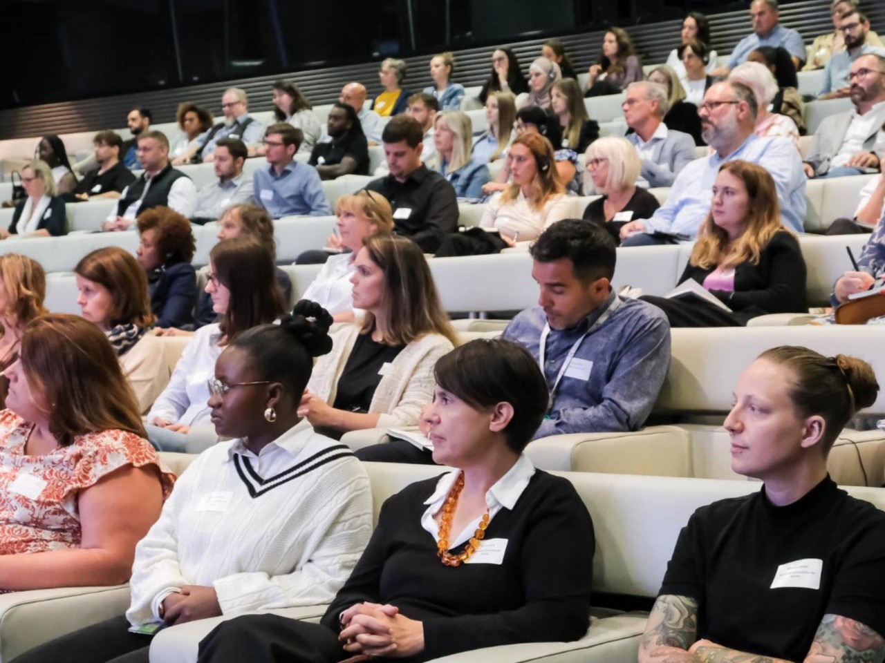 Bild – Eine Gruppe von Teilnehmern bei einer beruflichen Fortbildung.