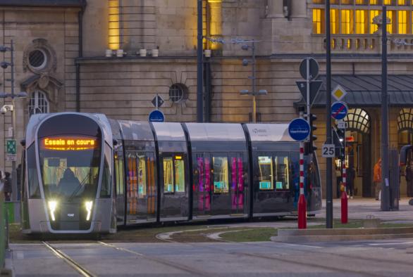 Le nouveau tramway de la ville de Luxembourg, qui circule entre le centre économique du Kirchberg et la Gare centrale, est devenu une sorte d'attraction. Non seulement à cause des rames multicolores ou du fait que le champion d'Europe des tramways pourrait vous transporter, mais aussi parce qu'il est rapide et fiable.