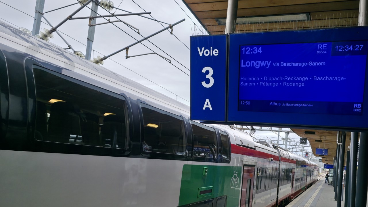 Zug und Anzeige im Hauptbahnhof in Luxemburg-Stadt.