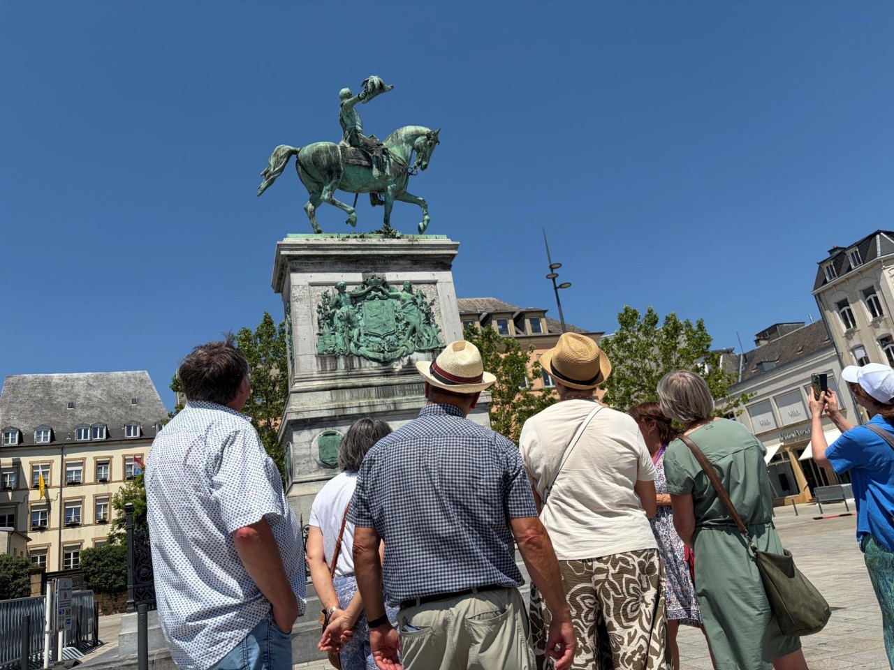 Die Führung beginnt auf dem Knuedler-Platz vor dem Reiterstandbild Wilhelms II.