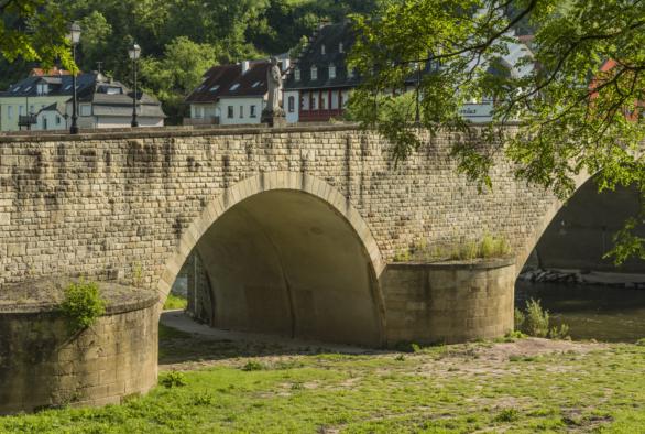 Während des Zweiten Weltkriegs wurde die Brücke komplett zerstört. Die neue Sauerbréck-Brücke wurde 1949 gebaut. 