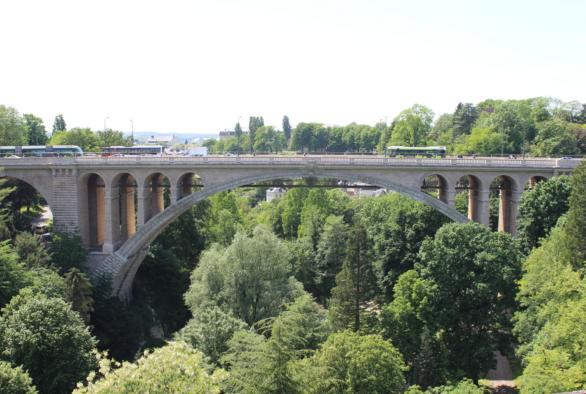 Die Adolphe-Brücke überspannt das Tal der Pétrusse in einer Tiefe von 50 m.