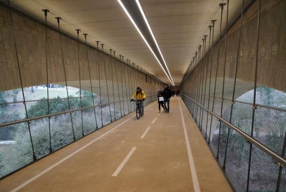 Die Fahrradbrücke unter der Adolphe-Brücke ist die erste Brücke der Welt, die auf diese Weise aufgehängt wurde. Sie ist 154 Meter lang und ermöglicht es Radfahrern, den Bahnhof mit der Oberstadt zu verbinden.