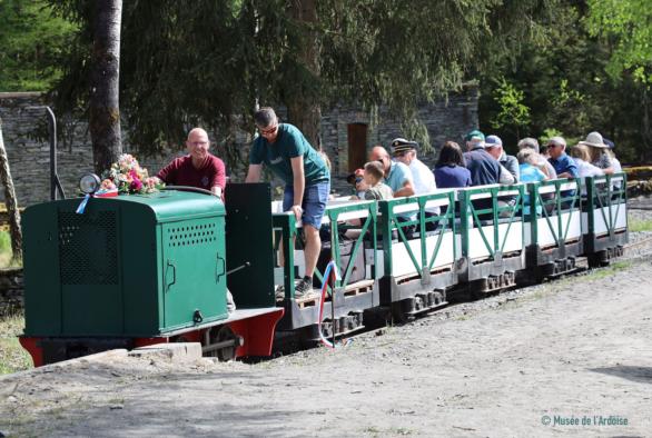 Mit der liebevoll restaurierten Minenbahn tuckern heute Besucher durch das Areal.