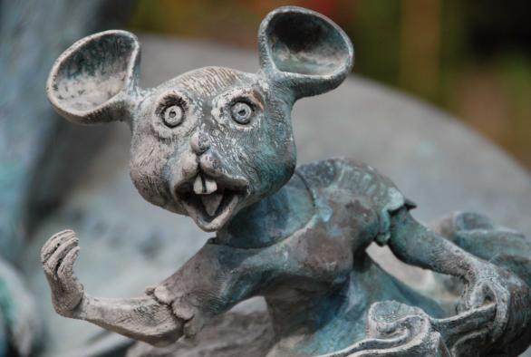 Dans les années 1980, Wil Lofy a créé une sculpture de la souris Ketti pour la municipalité de Burmerange. Le même artiste a également immortalisé la souris des champs dans une fontaine à Mondorf-les-Bains.