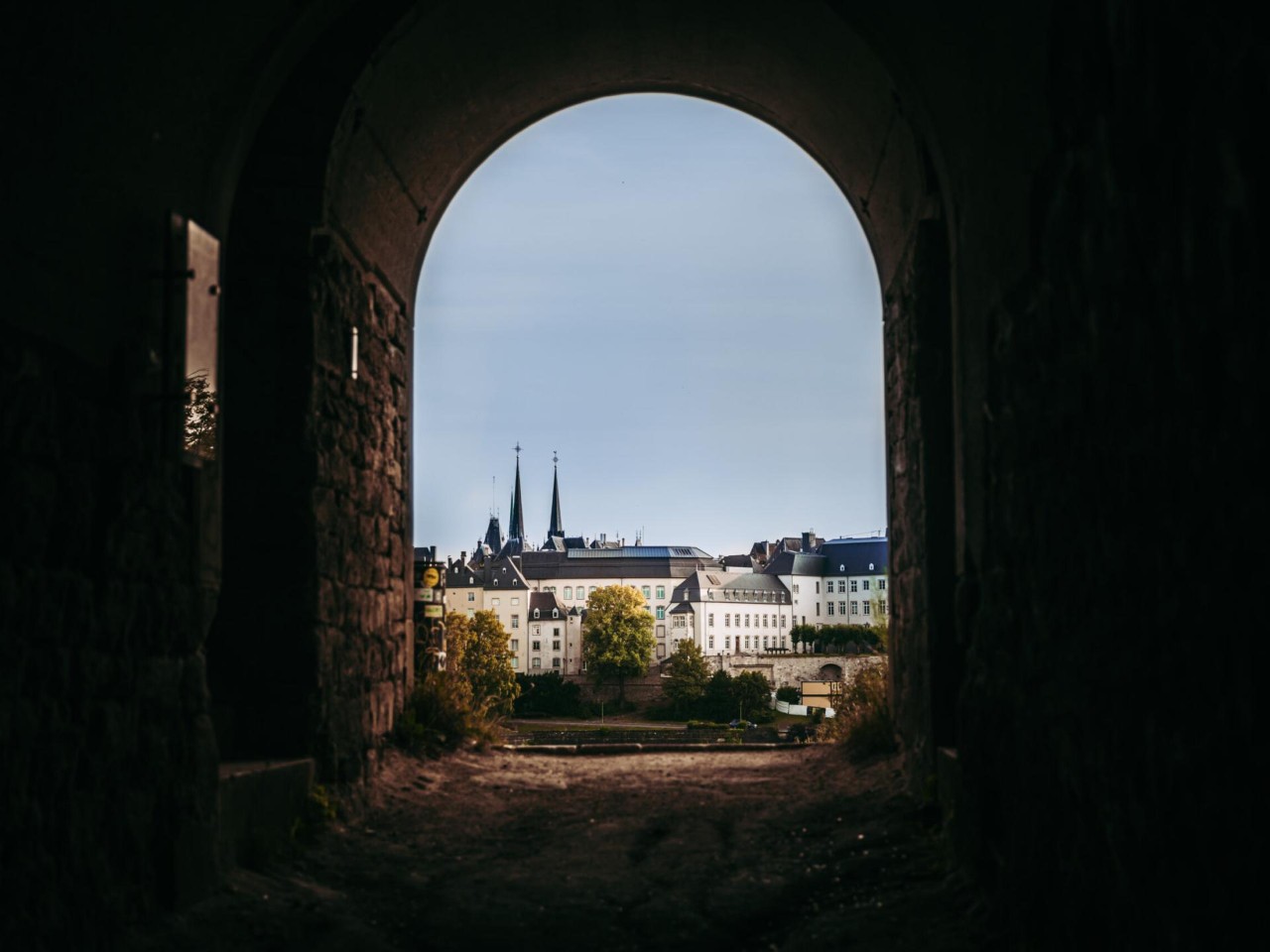 Blick auf die Hauptstadt durch die Kasematten