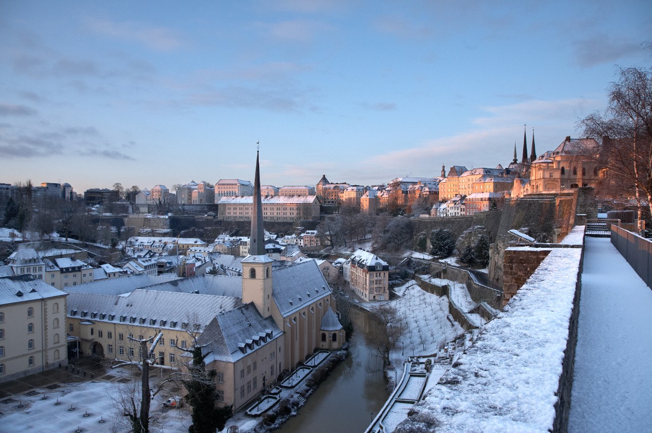 Vue hivernale sur la vieille ville de Luxembourg et le quartier du Grund