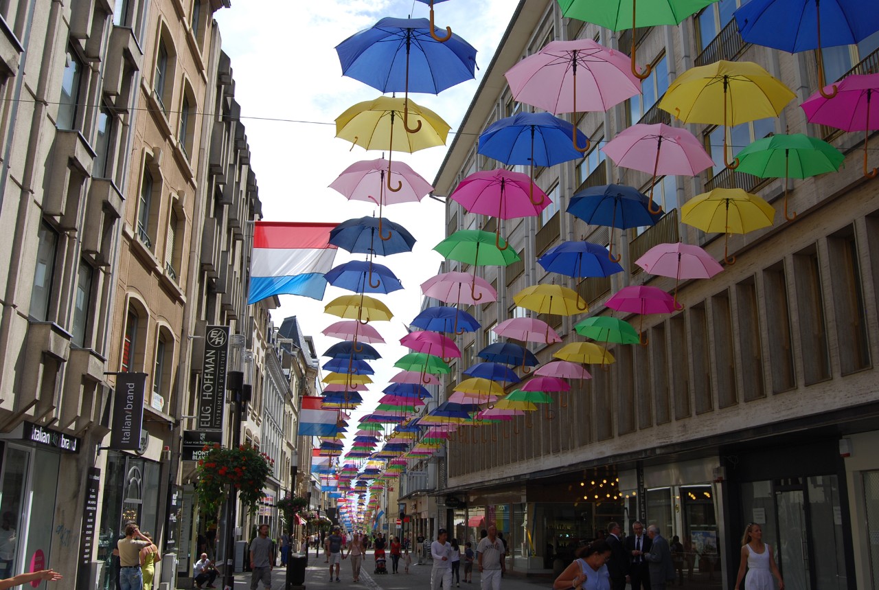 Les zones piétonnes conviviales de Luxembourg-ville invitent au shopping.