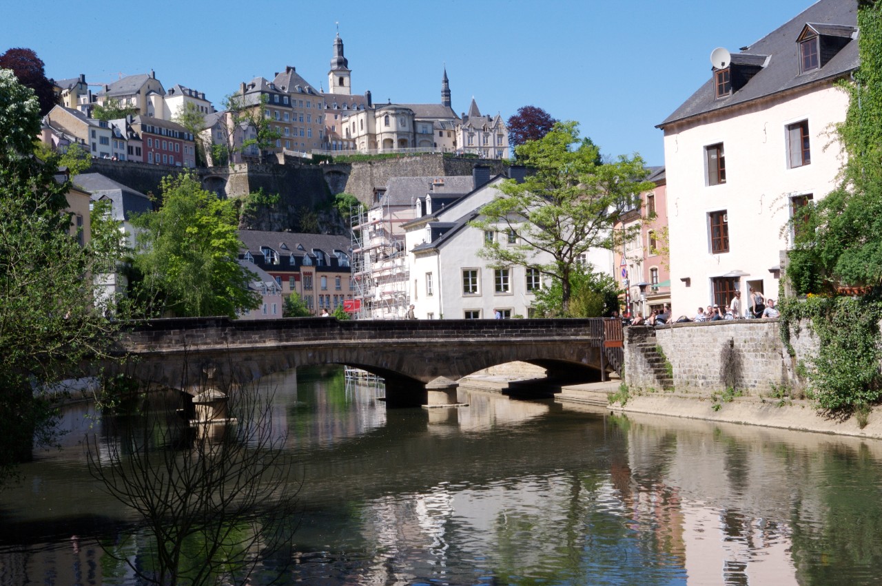 Vue du quartier du Grund sur les fortifications et la vieille ville de Luxembourg, patrimoine mondial de l'Unesco