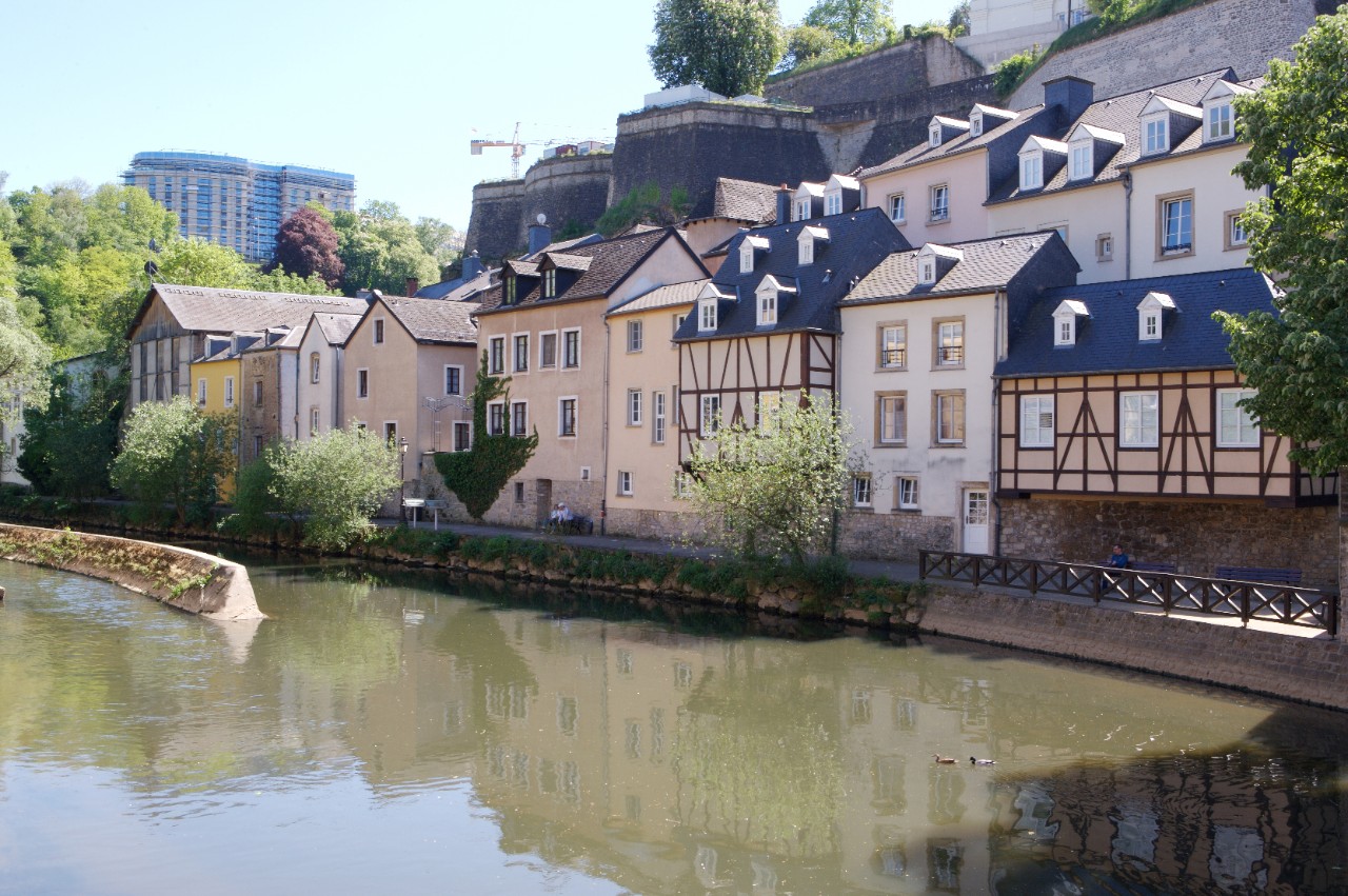 D'anciennes maisons aux abords de l'Alzette dans le quartier du Grund à Luxembourg.