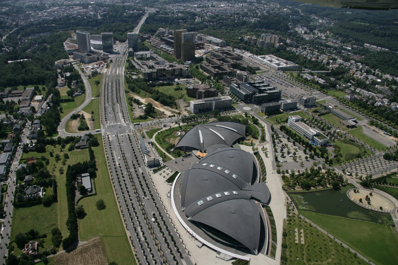 Vue aérienne de Luxembourg-Kirchberg où des institutions européennes comme la Cour de justice de l'Union européenne ont leur siège