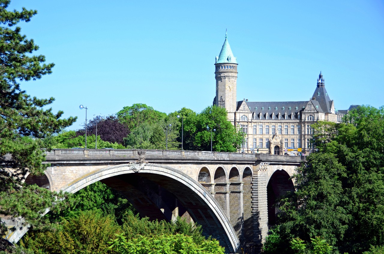 Luxembourg-Ville — Pont Adolphe (avant les travaux de rénovation) et le bâtiment de la Banque et caisse d'épargne de l'État (BCEE)