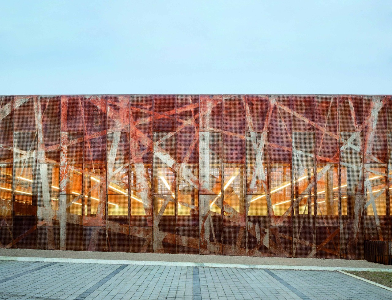 Ce hall sportif à Bridel a convaincu le jury par la superposition de plans en facade et une légèreté visuelle.
